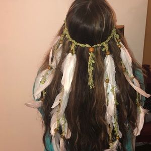 Hair/head band white feathers